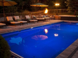 whitsunday-fiberglass-swimming-pool-at-night-with-fire-feature
