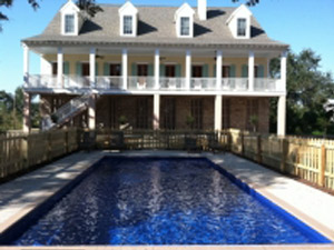 whitsunday-fiberglass-swimming-pool-with-southern-style-house
